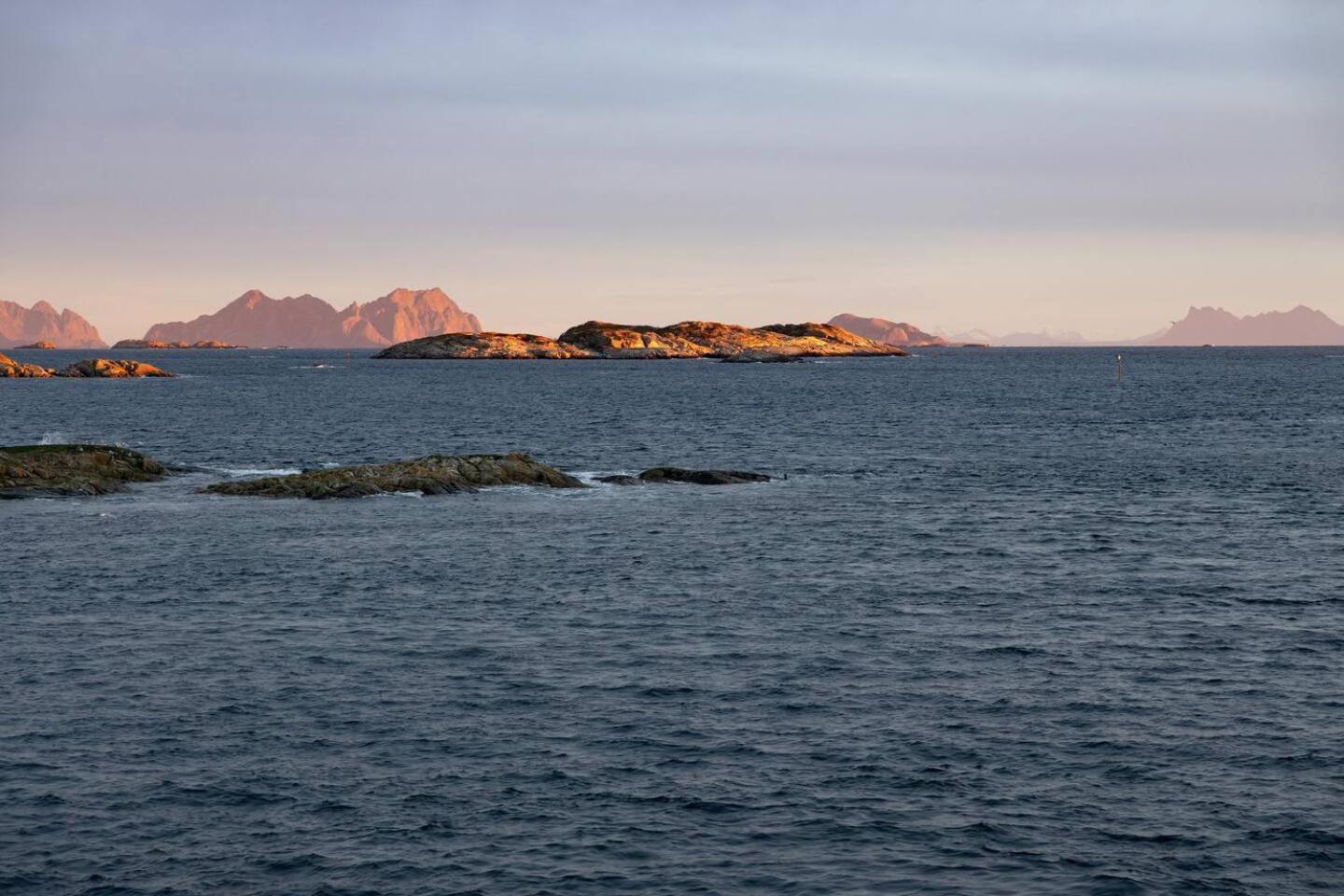 Leilighet Med Fantastisk Utsikt Henningsvær Exteriör bild